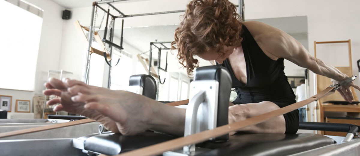 Darien Gold Portrait – Pilates Darien Rowing on the reformer – DARIEN GOLD – PILATES EXPERT